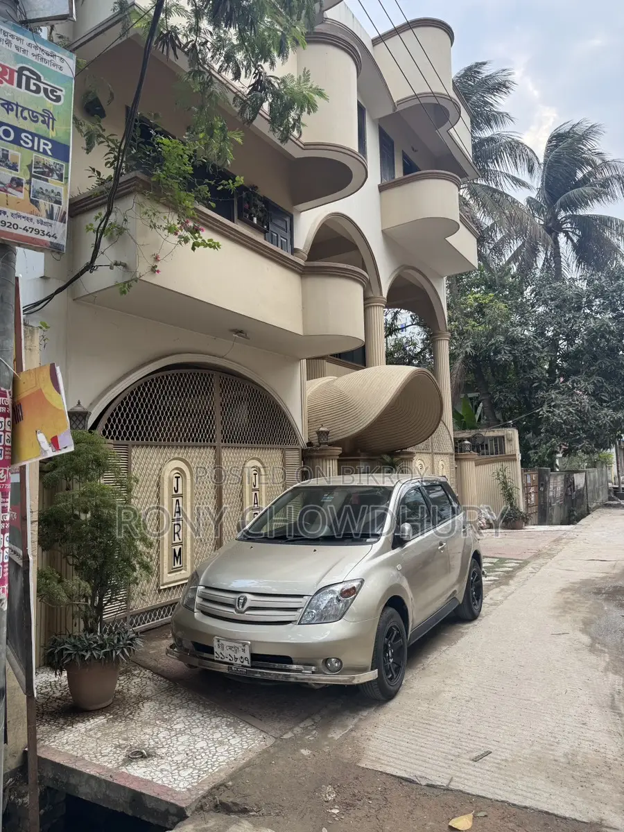 Toyota ist 2004
