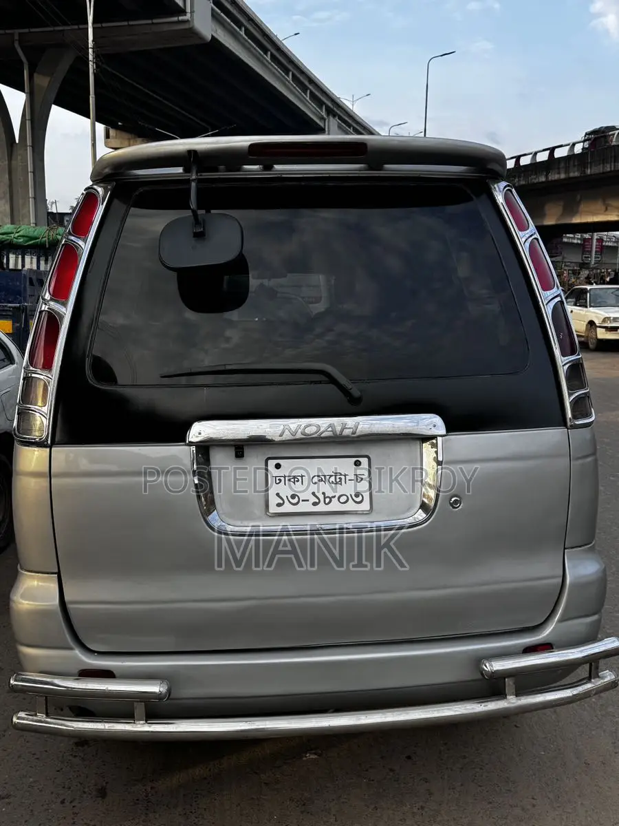Toyota Noah 2004