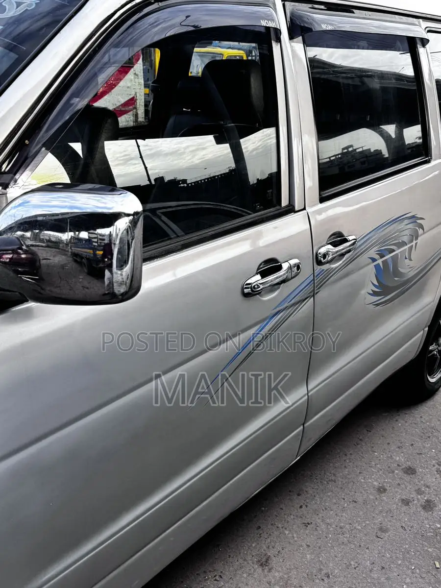 Toyota Noah 2004