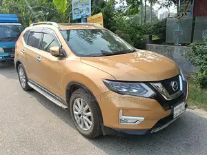 নিসান এক্স-ট্রেইল ২.০ হাইব্রিড এফডাব্লুডি ২০১৭