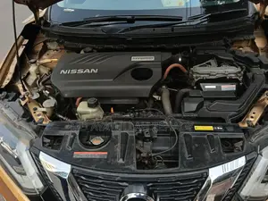 নিসান এক্স-ট্রেইল ২.০ হাইব্রিড এফডাব্লুডি ২০১৭