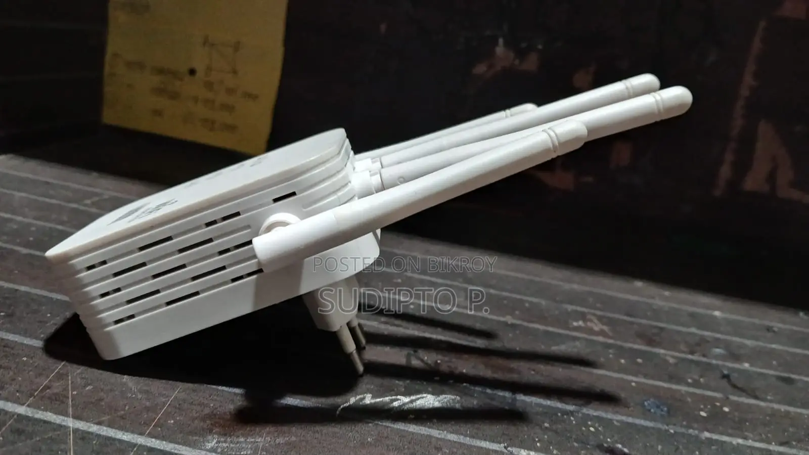 Wireless Wifi Repeater/Extender - 4 Antennas (Brand New Condition)