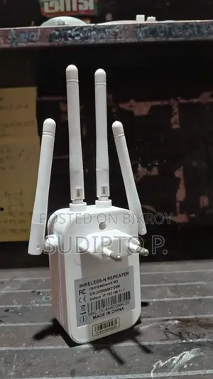 Wireless Wifi Repeater/Extender - 4 Antennas (Brand New Condition)