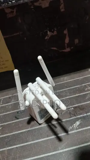 Wireless Wifi Repeater/Extender - 4 Antennas (Brand New Condition)