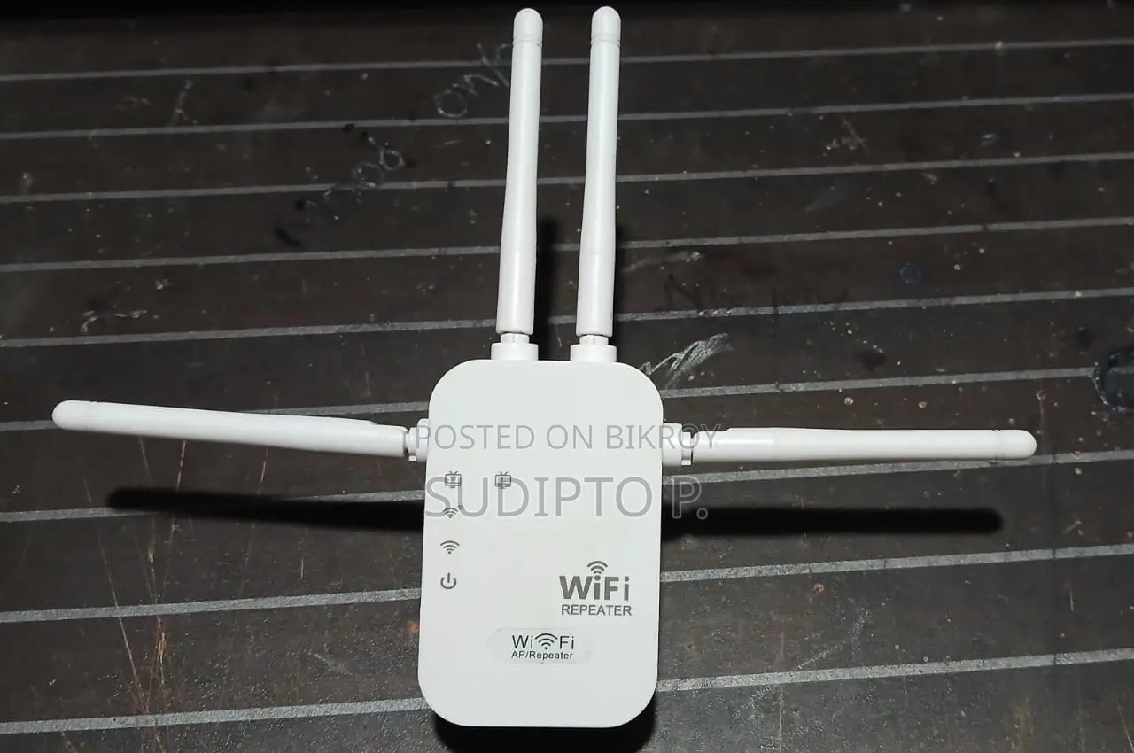Wireless Wifi Repeater/Extender - 4 Antennas (Brand New Condition)