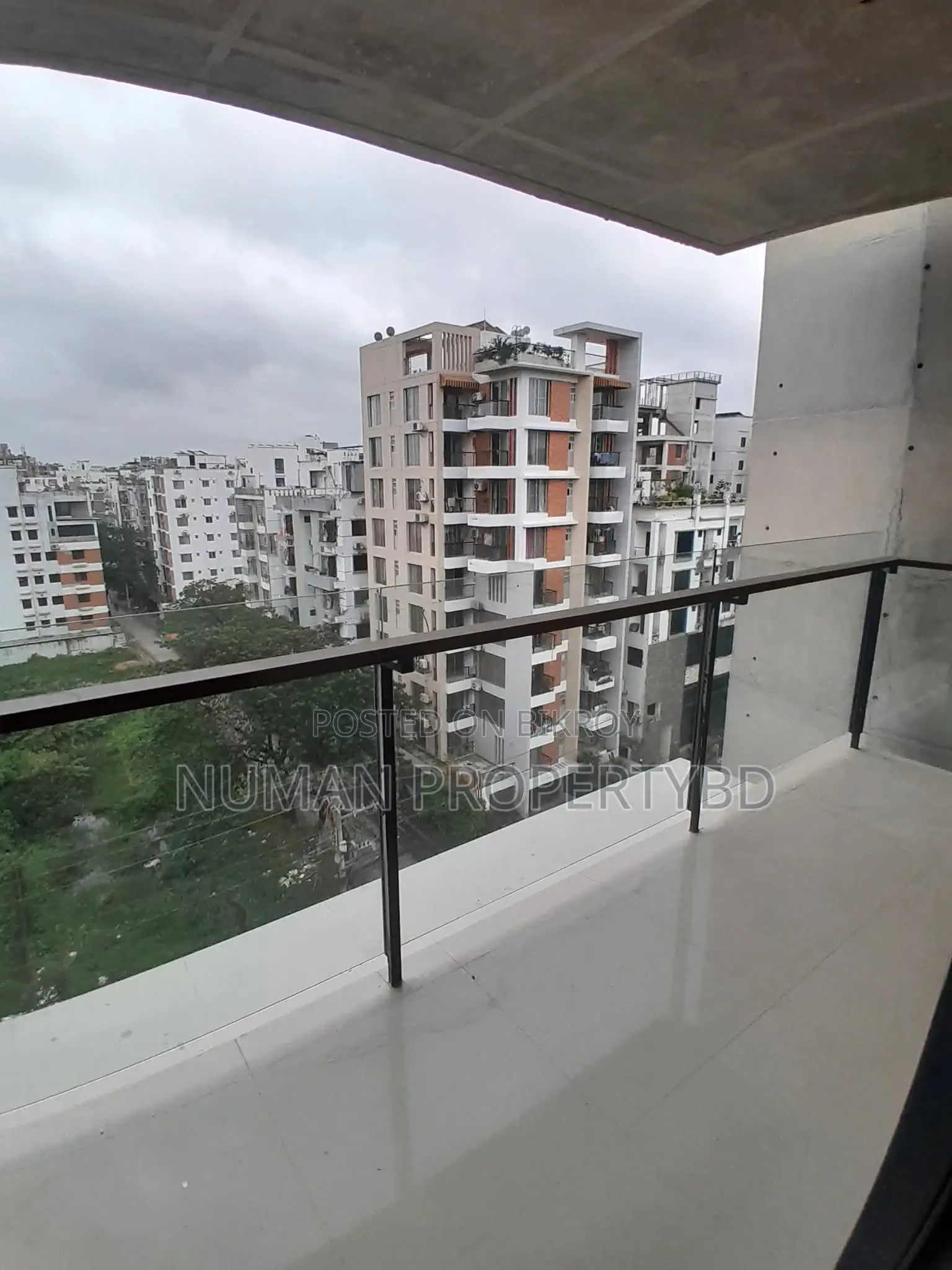 ২১০০ বর্গফুট ৩ বেড ফুল ফেয়ার ফেস নতুন লাক্সারি সেমি ফার্নিশড ফ্ল্যাট ভাড়া