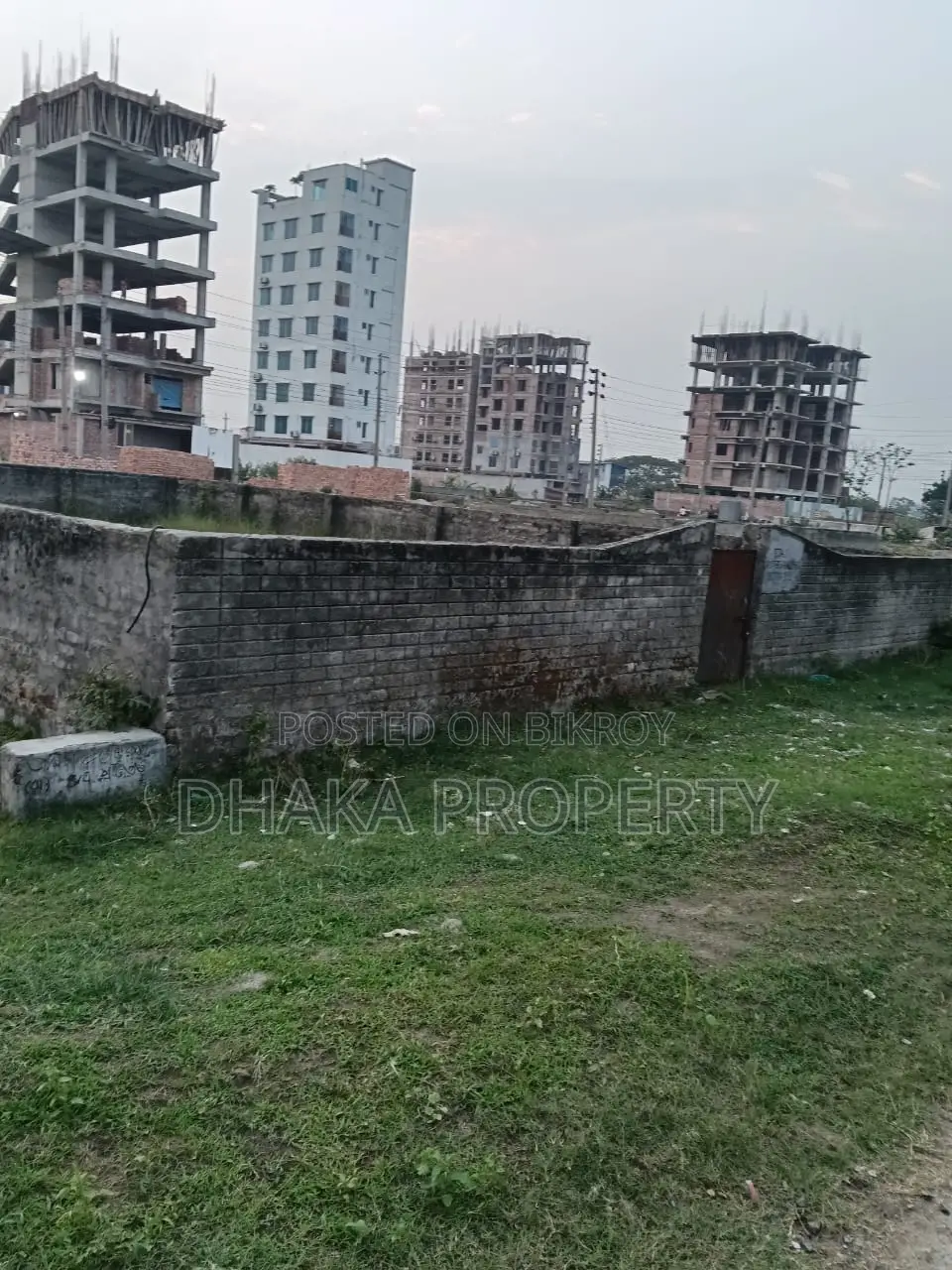 সেক্টর-১৭/ডি-তে ৬০ ফুট জোড়া ৬ কাঠা পার্ক নর্থ