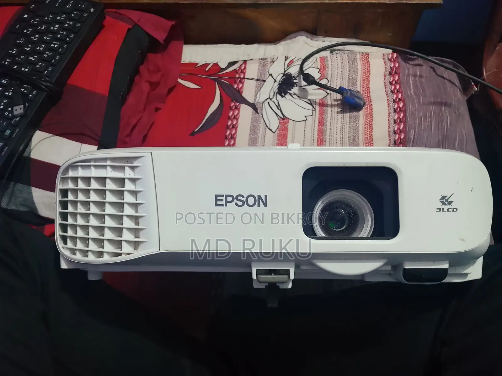 Epson প্রজেক্টর নতুনের মতো
