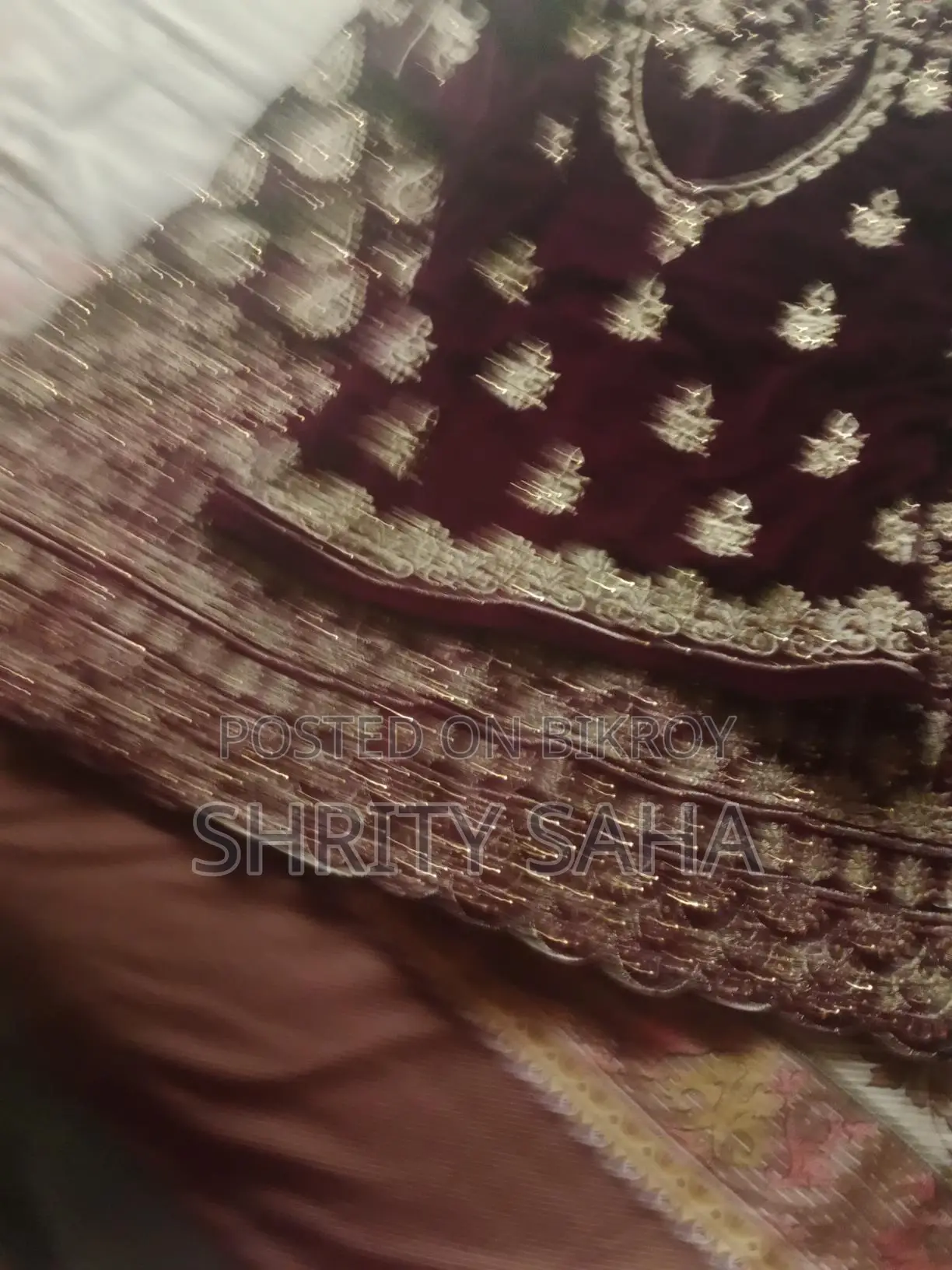 একটি ইন্ডিয়ান ল্যাহেঙ্গা।মেহেরুন কালার।