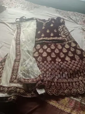 একটি ইন্ডিয়ান ল্যাহেঙ্গা।মেহেরুন কালার।