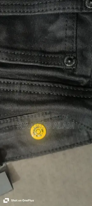 স্মগ ব্ল্যাক জিন্স