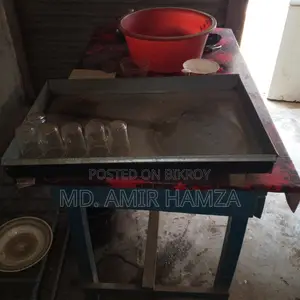 চায়ের দোকানের টেবিল, কাপ এবং চুলার স্ট্যান্ড