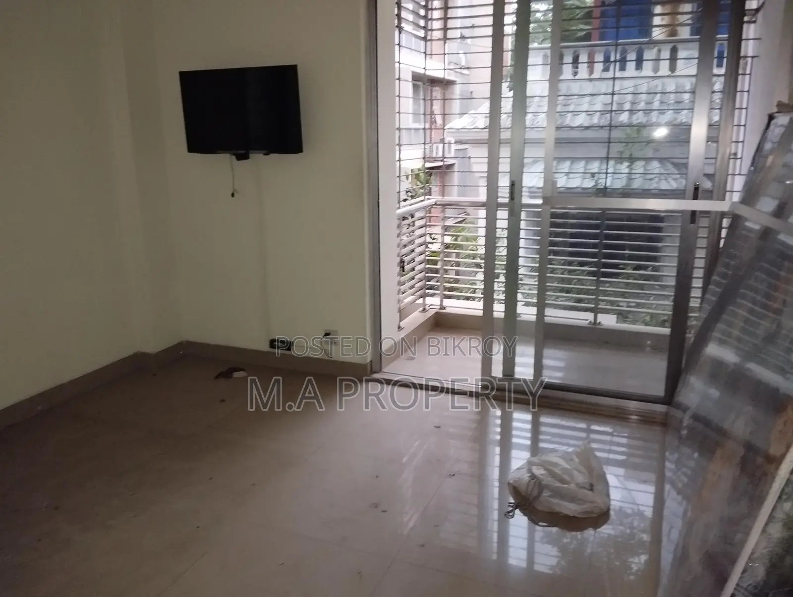 EXCELLENT SEMI-FURNISHED 4-BED FLAT FOR RENT IN GULSHAN 2