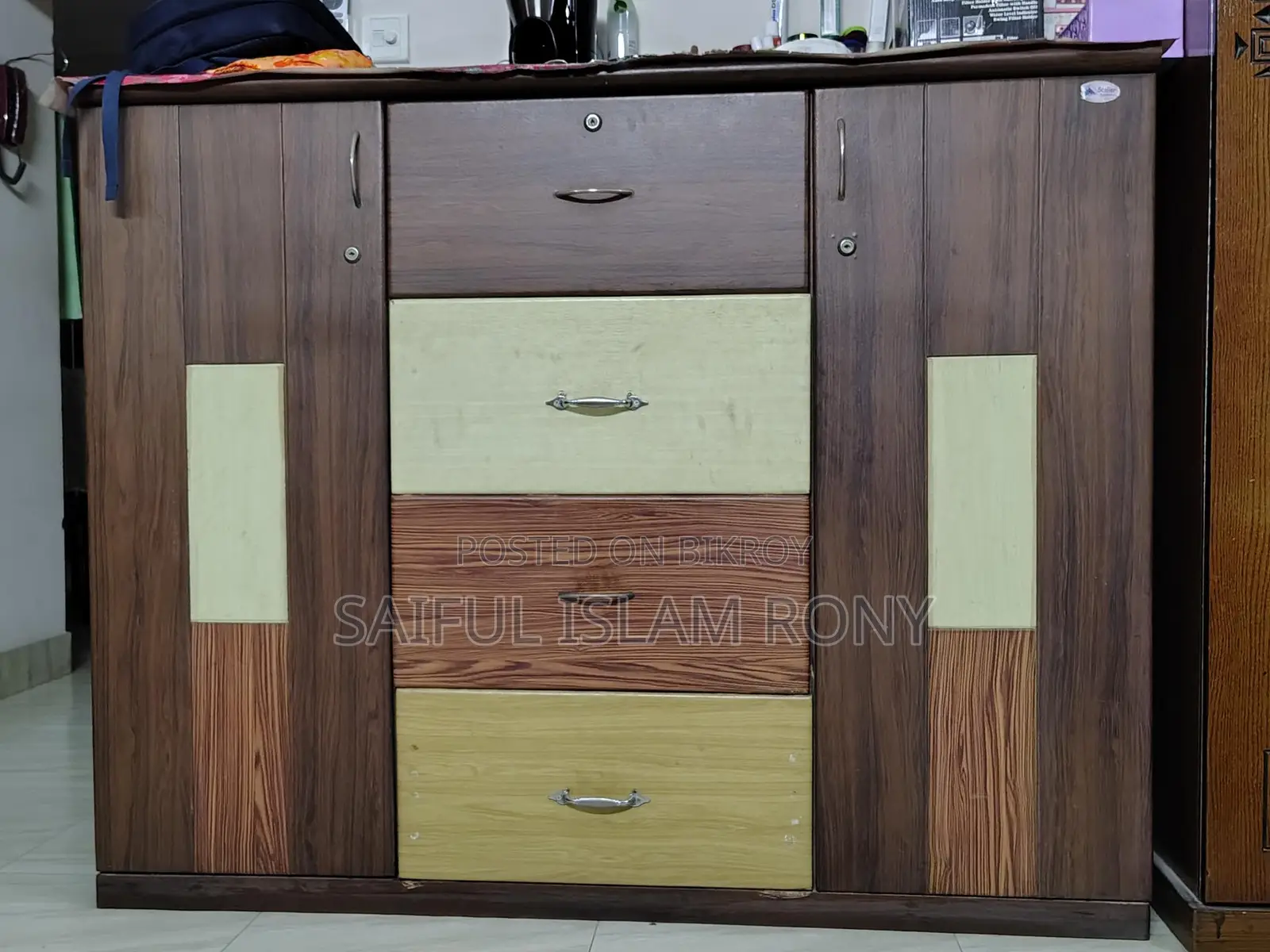 ব্যবহৃত - নতুনের মতো ওয়ারড্রোব