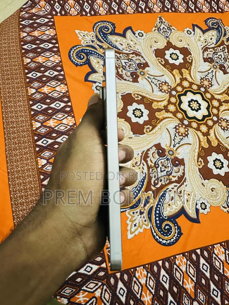 Samsung Galaxy A56 ফোন একেবারে নতুন (Used)