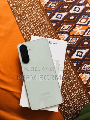 Samsung Galaxy A56 ফোন একেবারে নতুন (Used)