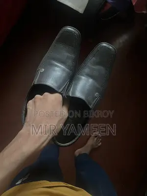 জুতা বিক্রির জন্য