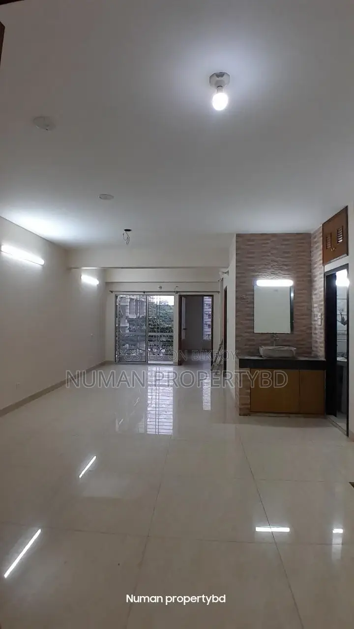 ১৮০০ বর্গফুট ৩ বেড নতুন লাক্সারি সেমি ফার্নিশড ফ্ল্যাট ভাড়া