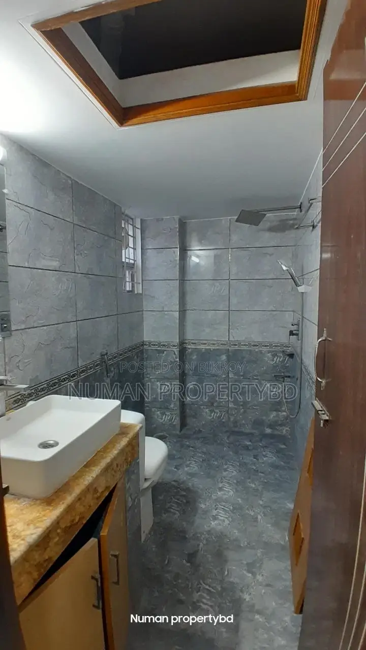 ১৮০০ বর্গফুট ৩ বেড নতুন লাক্সারি সেমি ফার্নিশড ফ্ল্যাট ভাড়া