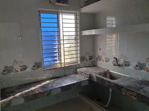 সাউথ বনশ্রীর পাশে ১৩০০ বর্গফুটের ফ্ল্যাট