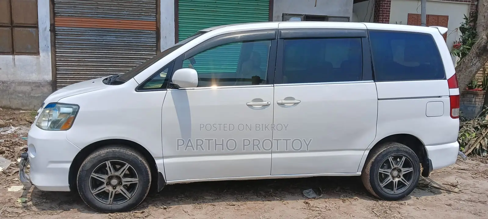 Toyota Noah 2004