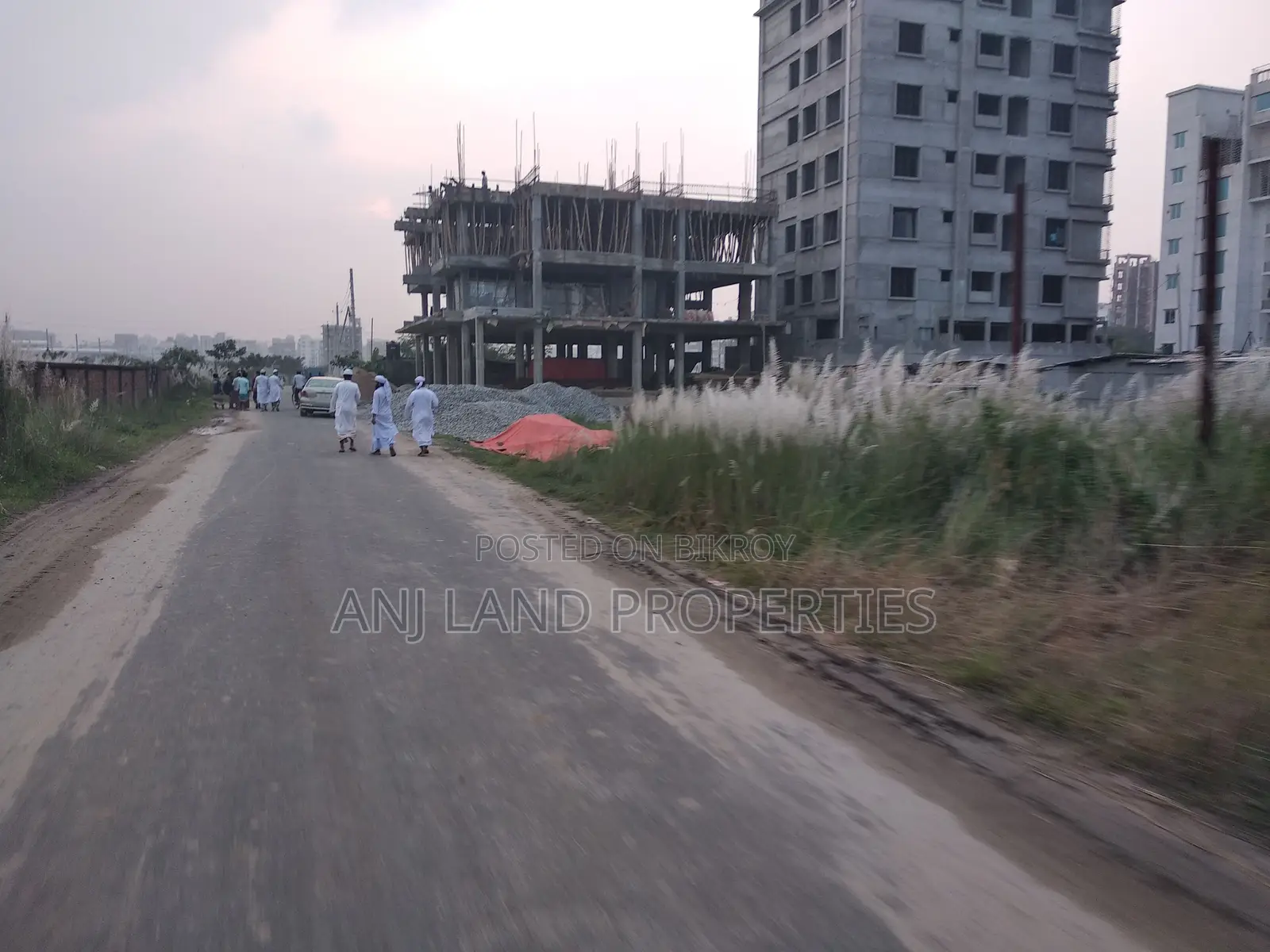 ৪০০০ সিরিয়ালে এন-ব্লকে দক্ষিন মুখি ৫-কাঠা প্লট বিক্রয়