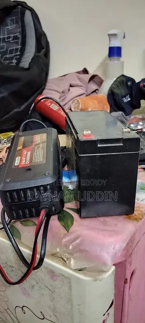 একটি চার্জারের সাথে ব্যাটারী