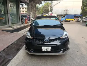 Toyota Prius Alpha 2016