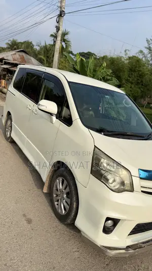 Toyota Noah 2.0 143hp AWD (7 Seater) 2010 Pearl