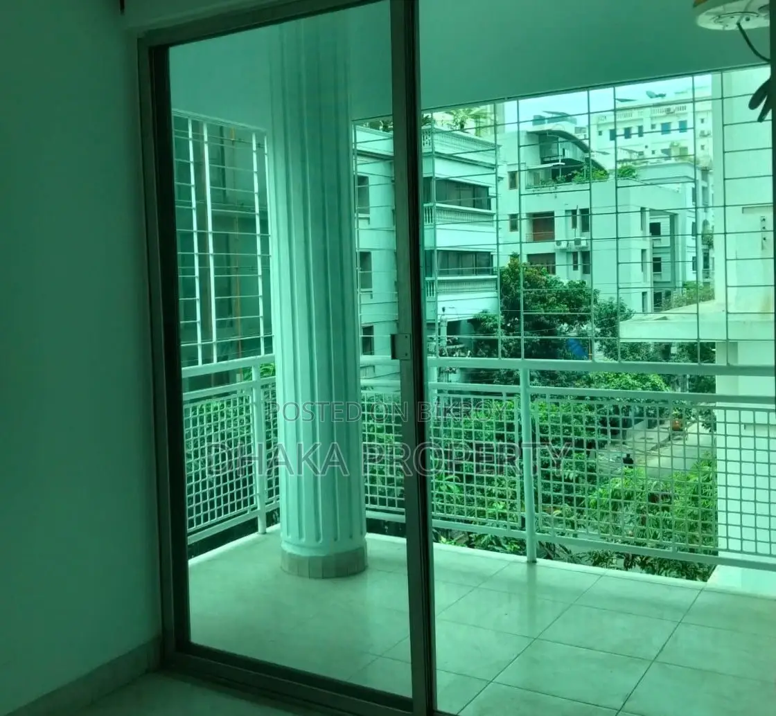 Duplex 4200 SqFt 4 Bedroom 2 Parking Apartment Rent at Baridhara Diplomatic Area