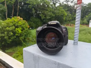 Canon Eos Kiss X7i With Lens