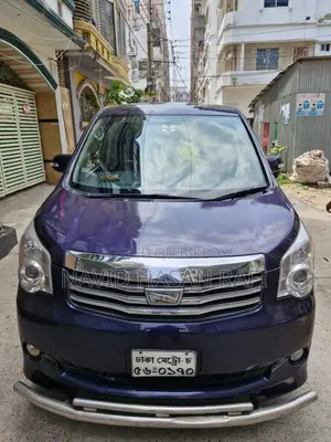 Toyota Noah . 2012