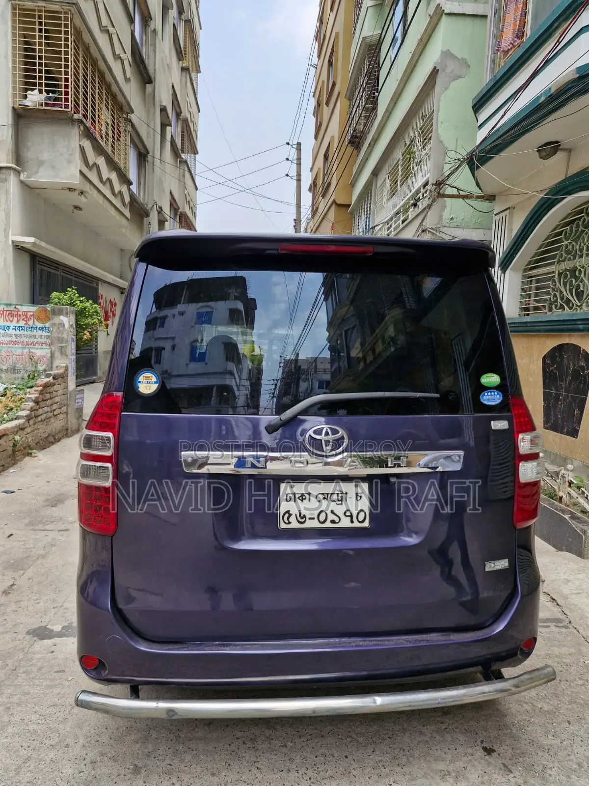 Toyota Noah . 2012
