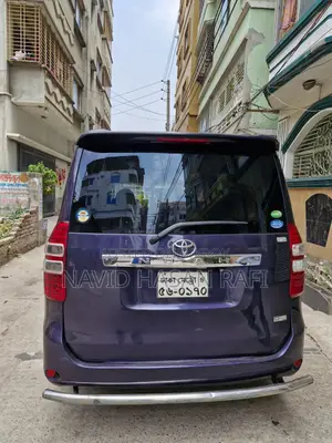 Toyota Noah . 2012