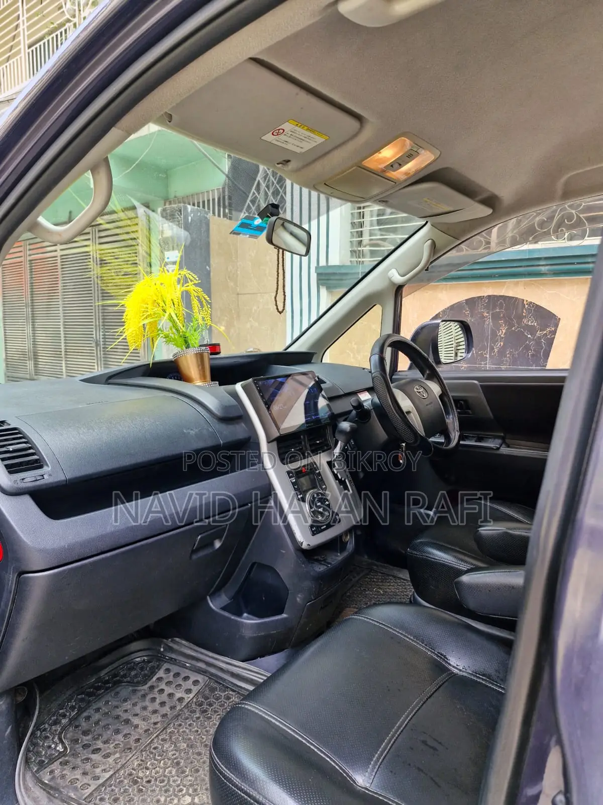 Toyota Noah . 2012