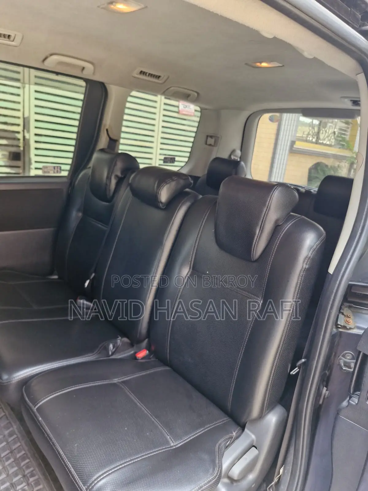 Toyota Noah . 2012