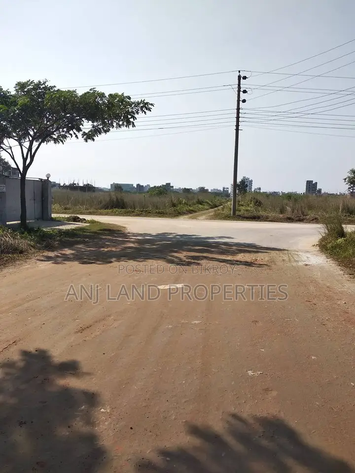10-Katha South-facing plot for urgent sale in P-Block