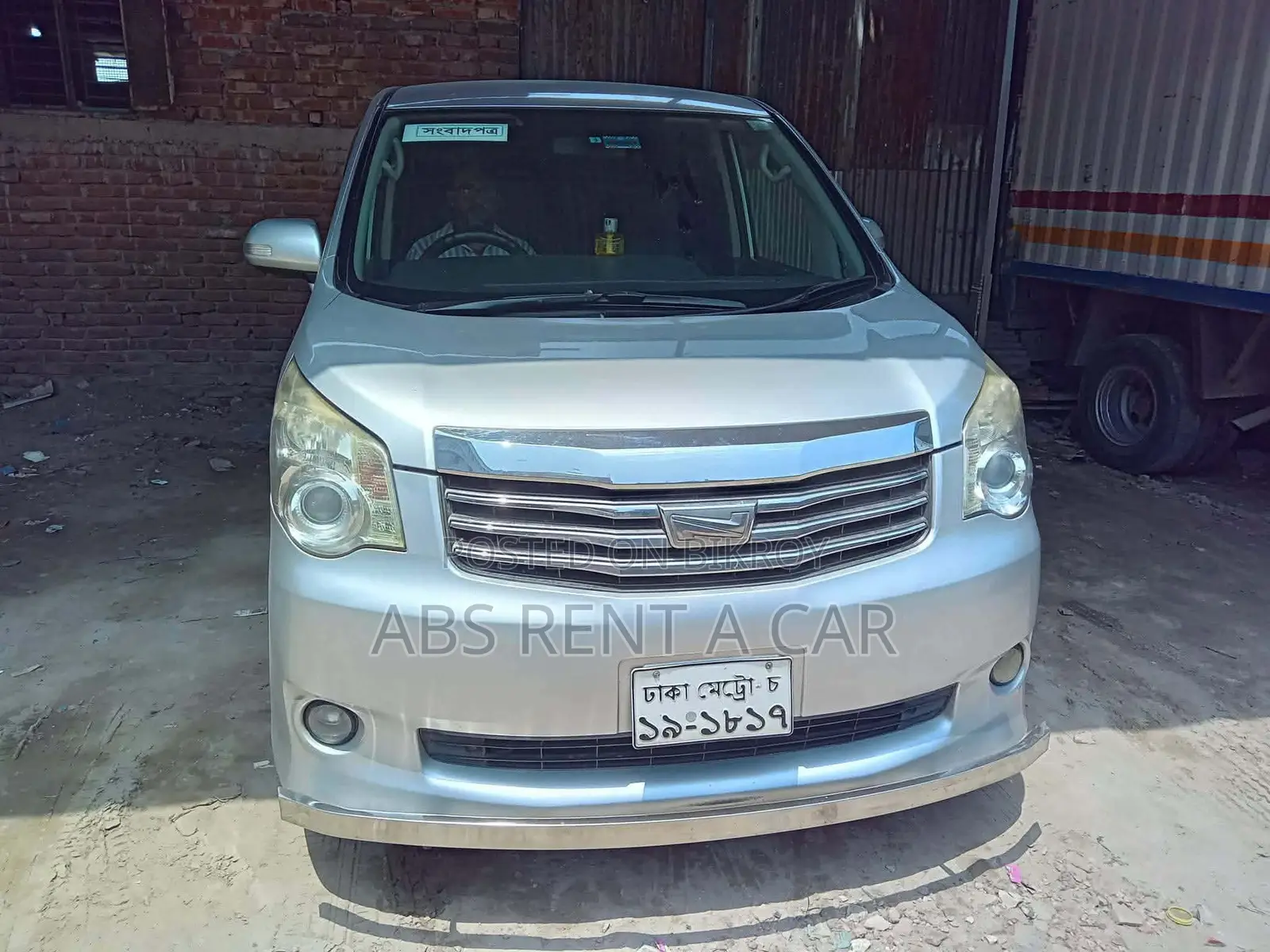 X NOAH CAR FOR RENT