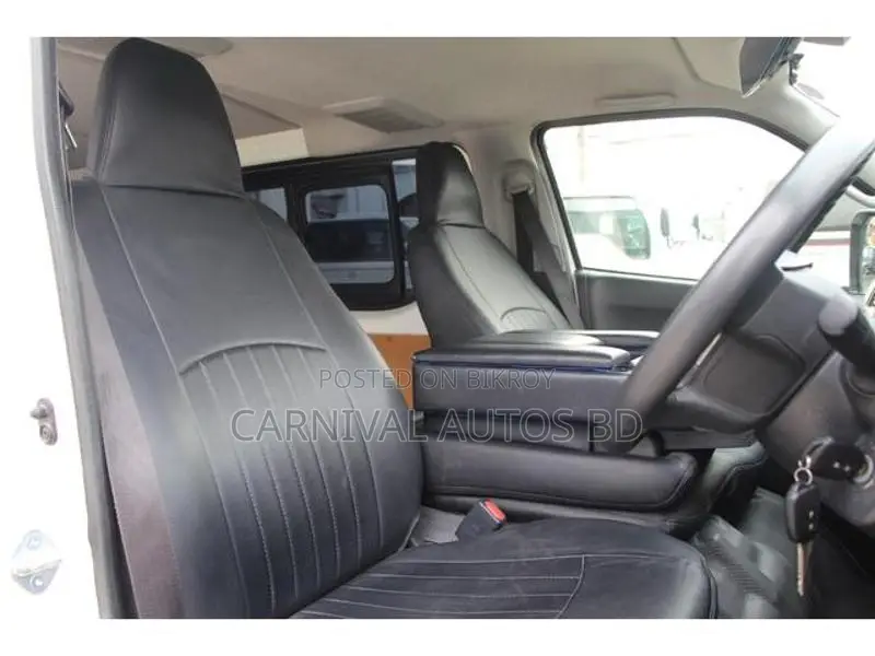 Toyota HiAce 2021 White