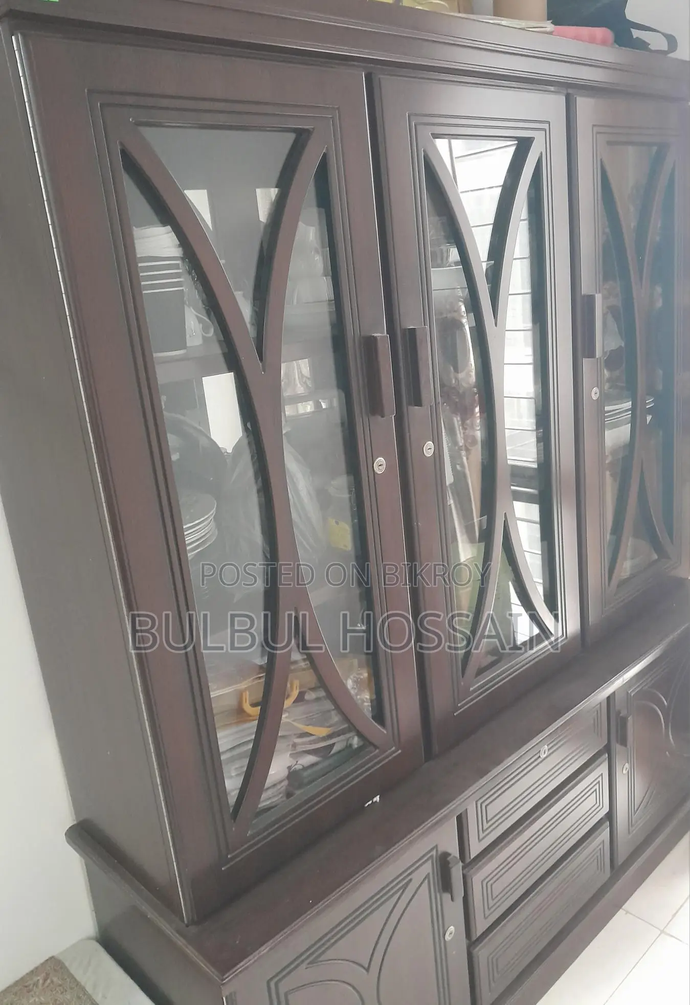 একটি শো কেশ বিক্রি হইবে ইনশাআল্লাহ ওক বিনিয়ার / মালয়েশিয়ান প্রসেসিং