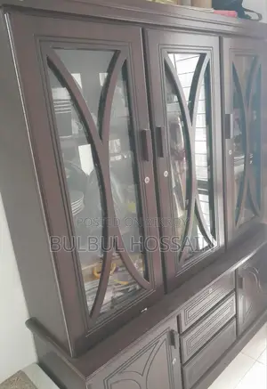 একটি শো কেশ বিক্রি হইবে ইনশাআল্লাহ ওক বিনিয়ার / মালয়েশিয়ান প্রসেসিং