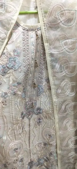 Used দেশিও থ্রি পিস বিক্রি হবে