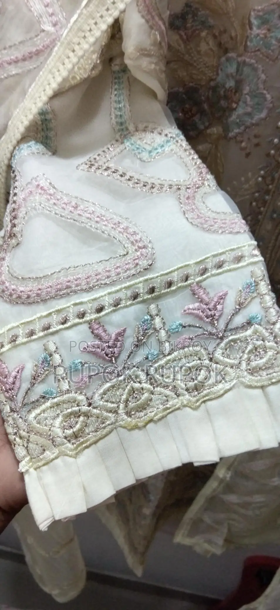 Used দেশিও থ্রি পিস বিক্রি হবে