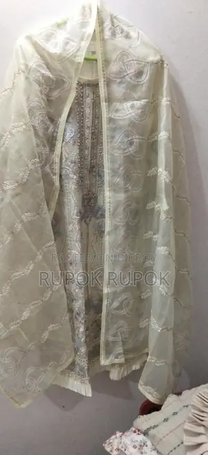 Used দেশিও থ্রি পিস বিক্রি হবে