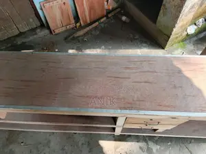 কিছু বোর্ড ও একটি টেবিল বিক্রি করব