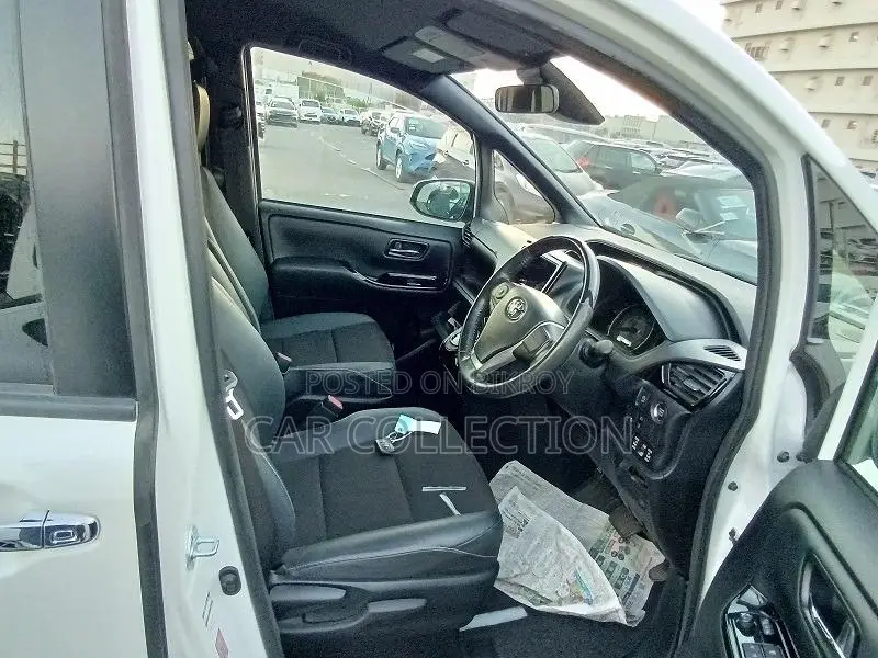 Toyota Noah 2021