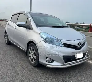 Toyota Vitz 2011 Silver