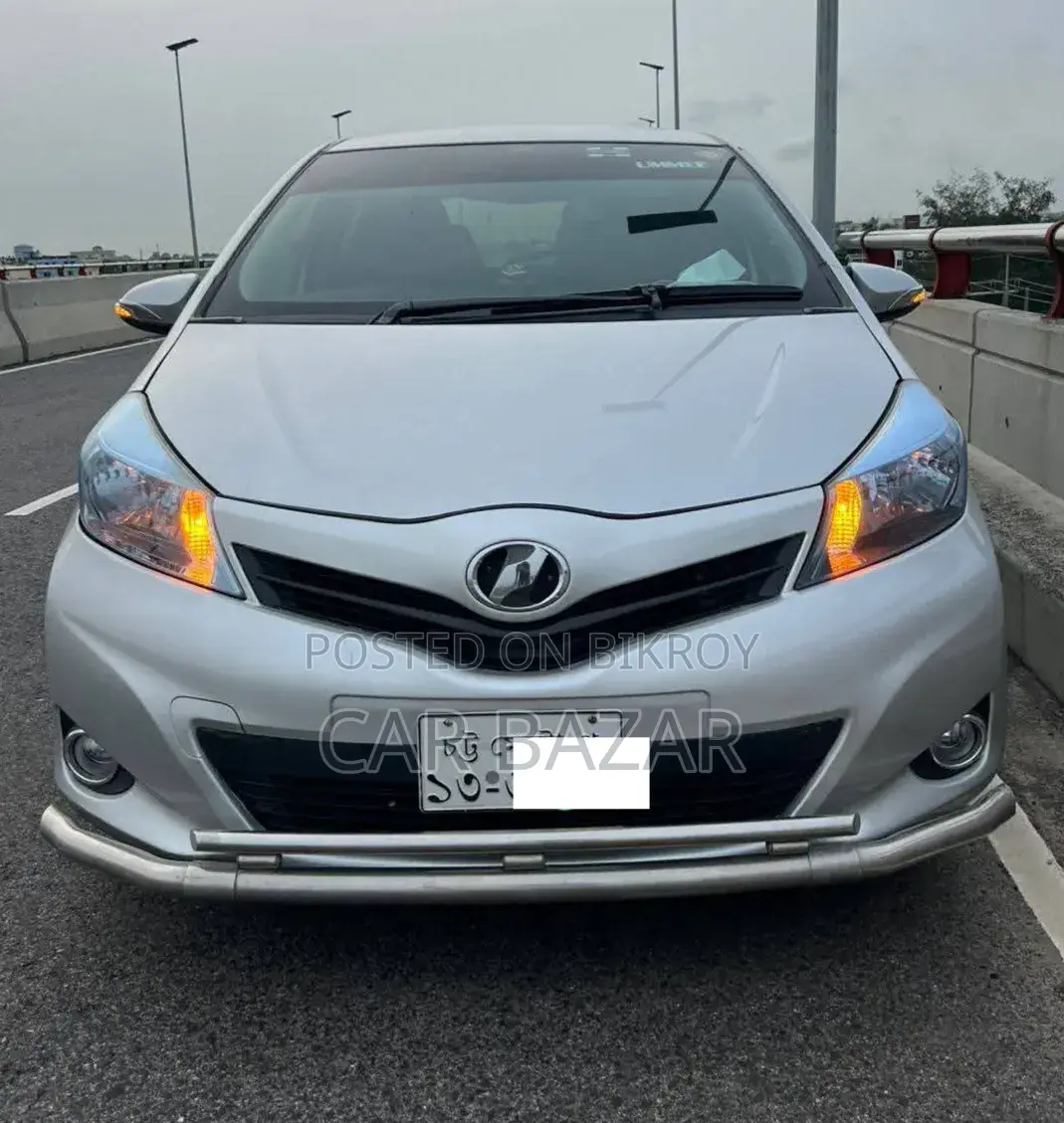 Toyota Vitz 2011 Silver