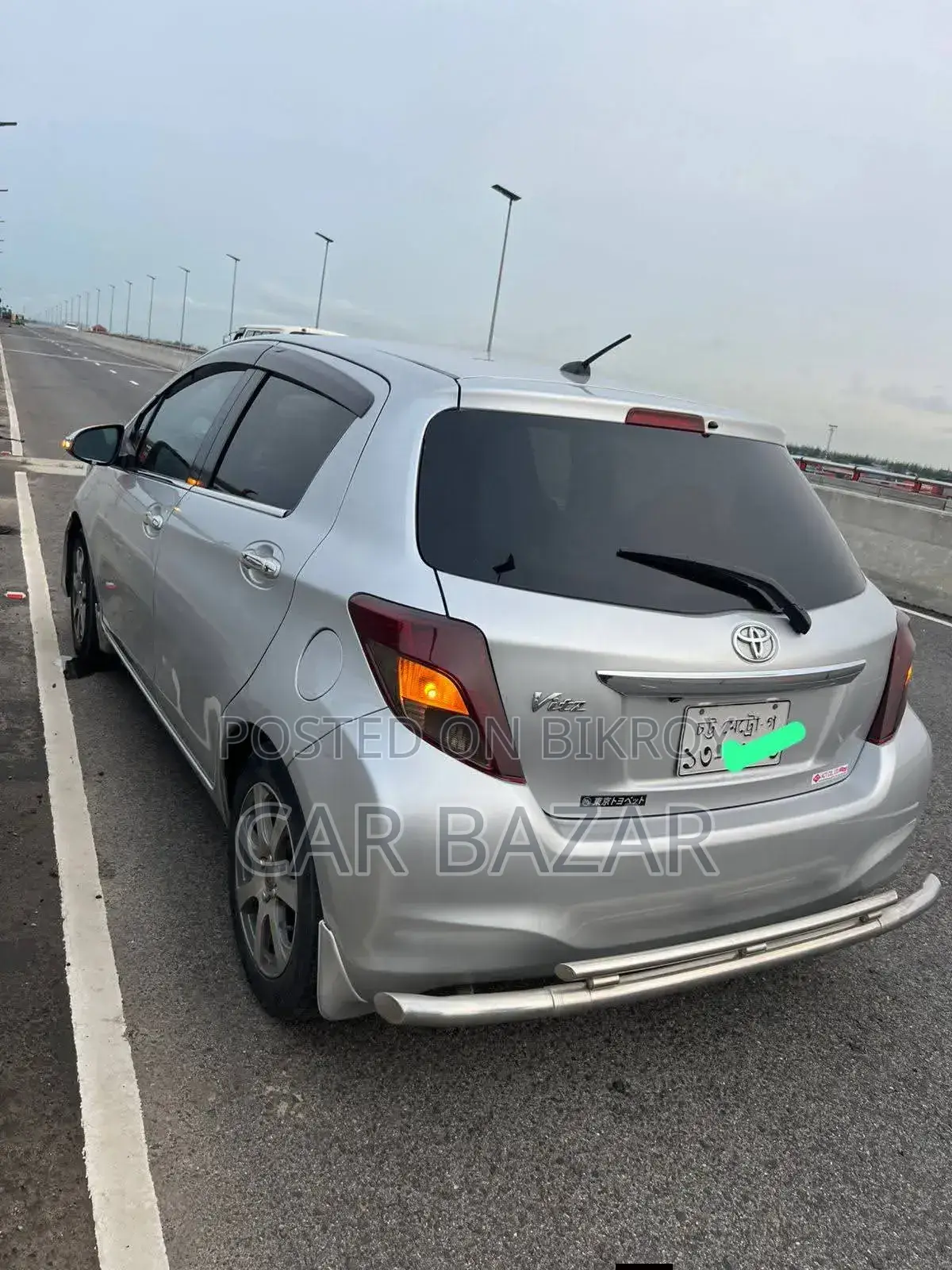 Toyota Vitz 2011 Silver