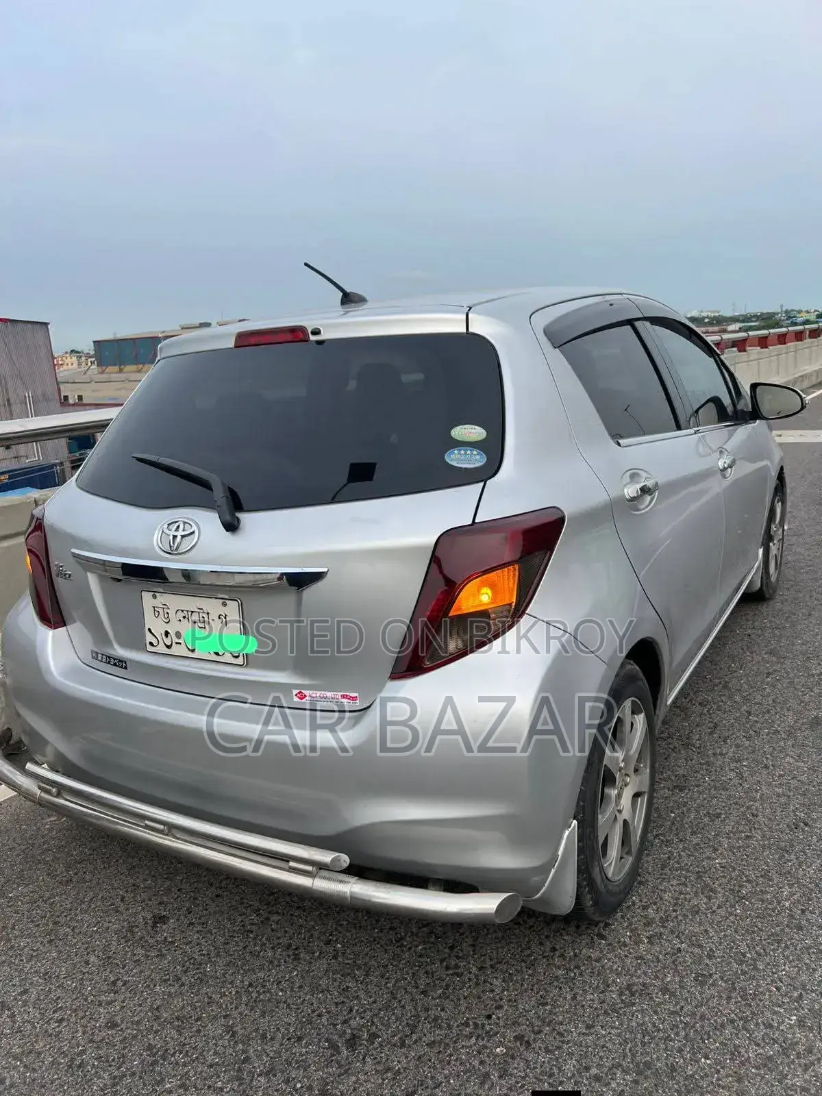 Toyota Vitz 2011 Silver